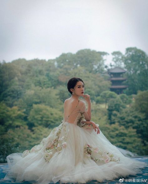 Poses In Ball Gown, Quinceanera Photoshoot, Royalty Dress, Debut Photoshoot, Prom Picture Poses, Li Qin, Quinceanera Photography, Prom Photoshoot, Big Dresses