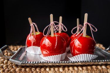 Cinnamon Apple Chips Baked, Apple Chips Recipe, Gourmet Candy Apples, Gourmet Caramel Apples, Cinnamon Apple Chips, Candy Apple Recipe, Caramel Apples Recipe, Caramel Apples Homemade, Apple Recipes Easy