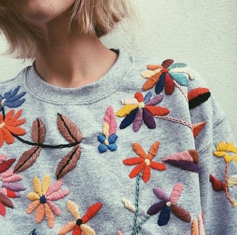 Tessa Perlow, Travel Fits, Embroidery Clothes, Paper Embroidery, Embroidery On Clothes, Embroidery Sweatshirt, Shirt Embroidery, Embroidered Clothes, Embroidery Fashion