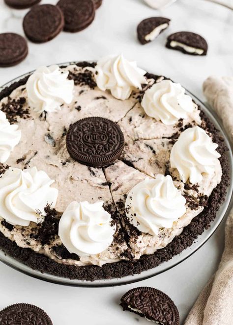 Made with a chocolaty Oreo cookie crust and a creamy Oreo cheesecake filling using simple ingredients, this easy no-bake Oreo pie sets up in the fridge in just a few hours! Oreo Cheesecake Filling, Oreo Crust Recipe, No Bake Oreo Pie, Oreo Cookie Pie, Oreo Cookie Dessert, Cookie Dough Pie, Oreo Pie Crust, Oreo Pie, Oreo Cookie Crust