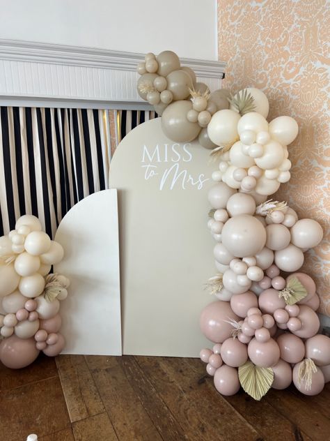 Bridal Shower Backdrop Ideas Balloons, Bridal Shower Backdrop Arch, Engagement Party Balloon Arch Backdrop, Backdrops For Bridal Shower Backgrounds, Bridal Shower Flower Wall Backdrop Ideas, Aesthetic Bridal Shower Decor, Balloon Arch Bridal Shower Backdrop, Bridal Shower Arches, Bridal Shower Photo Backdrop Balloons