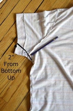 Turn a Baggy Shirt Into a Fashion Staple : 4 Steps (with Pictures) - Instructables Shirt Alterations, Recycling Jeans, Baggy Tshirt, Altered T Shirts, Candlewicking Embroidery, Shirt Makeover, Baggy Shirts, Cut Tee Shirts, Baggy Shirt