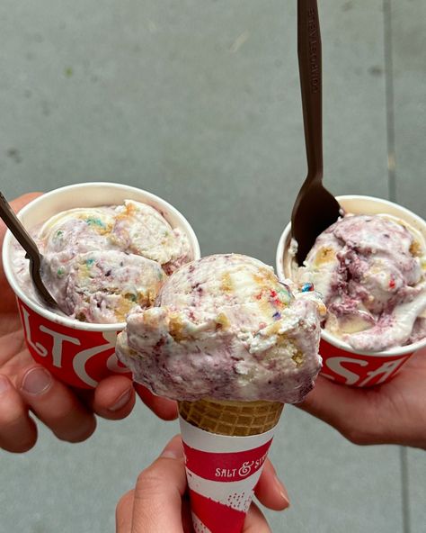 🧘‍♀️ Salt And Straw, Cream Birthday Cake, Ice Cream Birthday Cake, Ice Cream Scoops, Cheat Day, Ice Cream Birthday, Strawberry Ice Cream, Ice Cream Party, Ice Cream Sundae