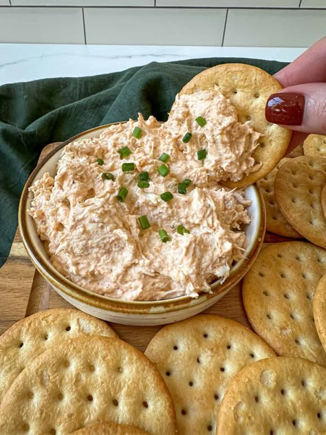 This cold Cajun crab dip is an easy no-cook party appetizer and perfect to make ahead of time. Whip up this Cajun appetizer with crab and a handful of simple ingredients in 10 minutes! Salmon Ball, Crab Dip With Cream Cheese, Crab Dip Recipe Cold, Cajun Crab Dip, Cajun Appetizers, Crab Dip Cold, Creamy Crab Dip, Honey Kitchen, Crab Dip Recipe