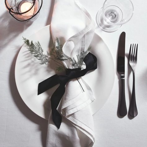 White Table Settings, Black And White Wedding Theme, Black Napkins, Host Dinner Party, White Wedding Theme, White Napkins, Black White Wedding, White Company, Wedding Table Settings