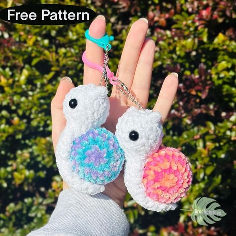 Sew Animals, Crochet Craft Fair, Crochet Snail, Easy Crochet Animals, Crocheting Ideas, Quick Crochet Patterns, Crochet Keychain Pattern, Bonnet Crochet, Crochet Animals Free Patterns