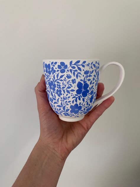 Blue Floral Pottery, Blue Flower Pottery, Blue And White Mug, Porcelain Mug Painting, Mug Inspo Painting, Porcelain Mugs Handmade, Blue And White Pottery Painting, Underglaze Painting On Pottery, Underglaze Ideas