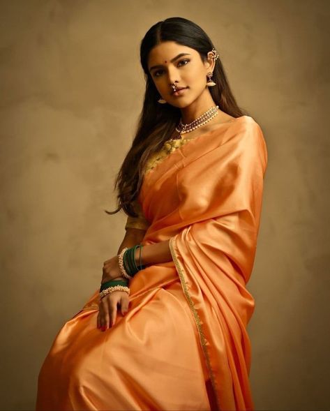 Maharashtra Saree Look, Photography Poses In Saree, Indian Woman Aesthetic, South Indian Saree Look, Saree Shoot Ideas, South Indian Women, Trending Saree, Saree Wearing, Saree Poses