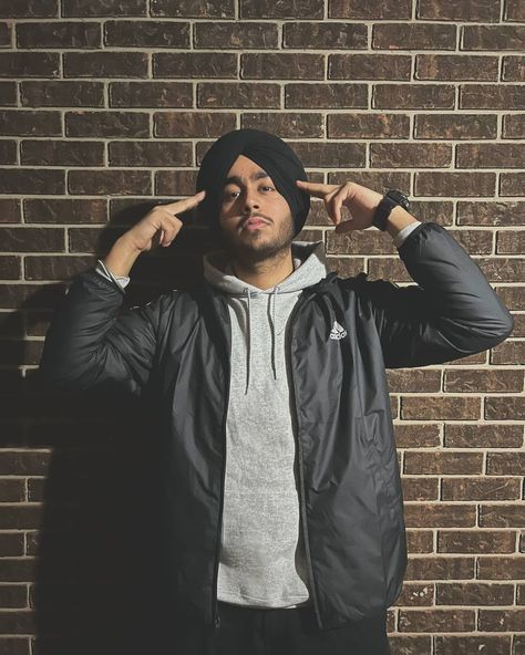 Shubh Punjabi Singer, Shubh Singer, Punjabi Singer, Ammy Virk, Sportswear Outfits, Instagram Editor, Stay Down, New Photo Download, Famous Singers