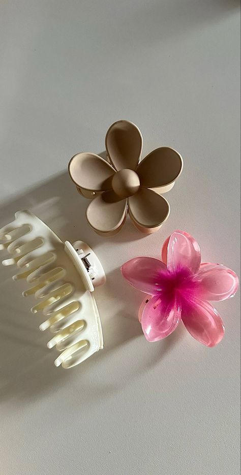 Comb Aesthetic, Minimalist Accessories Jewellery, Hair Tie Accessories, Cute Fall Wallpaper, Hair Accessories Collection, Flower Hair Clip, Girly Accessories, Makati, Diy Hair Accessories