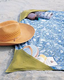 Add pockets to the corners of your beach towel. | 33 DIY Ways To Have The Best Summer Ever Summer Sewing Projects, Pocket Pal, Martha Stewart Crafts, Summer Sewing, Beach Diy, Creation Couture, Beach Blanket, Summer Crafts, 로고 디자인