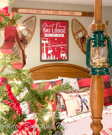 Ski Lodge Christmas Decor, Ski Lodge Christmas, Golden Boys And Me, Cozy Christmas Cottage, Lodge Christmas Decor, Christmas Kitchens, Christmas Joy To The World, Lodge Christmas, Hosting Christmas Dinner