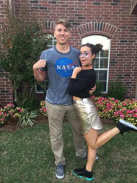 Easy couples costume. NASA shirt from target 14$. Skirt forever 21 17$ NASA AND A ALIEN. Alien And Nasa Costume, Alien Couple Costume, Homecoming Costumes, Nasa Costume, Halloween Treats For School, Treats For School, Native American Halloween Costume, Easy Halloween Treats, Easy Couples Costumes