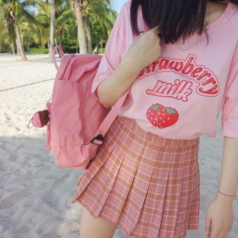 This cute Kawaii style oversized t-shirt is perfect way to style yourself.Has touch of korean clothing fasshion and anime style themes. Tumblr Clothes, Strawberry Outfit, Tshirt Aesthetic, Grunge Pastel, Goth Harajuku, Tokyo Street Fashion, Style Kawaii, Harajuku Outfits, Pastel Outfit