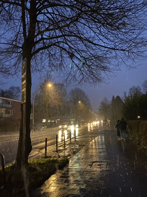 #rain #aesthetic #instagram #hyunjin #pinterest #pink Rain Sunset Aesthetic, Rainy Aesthetic, Blurred Aesthetic, City Life Aesthetic, Rainy Sky, Rain Aesthetic, Standing In The Rain, Rainy Day Aesthetic, I Love Rain