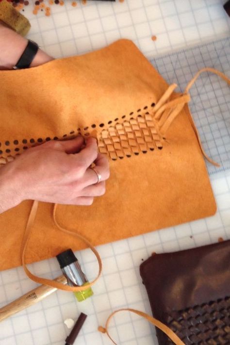 Hantverk Diy, Leather Tutorial, Sac Diy, Leather Bag Pattern, Leather Art, Sewing Leather, Leather Weaving, Leather Projects, Leather Pattern