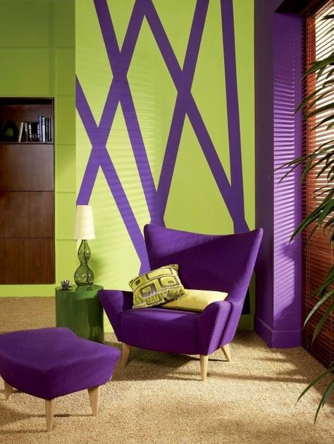 Eye For Design: Decorating With The Purple/Green Combination Deco Violet, Purple Furniture, Green Living Room Decor, Purple Living Room, Purple Interior, Purple Rooms, Design Salon, Purple Home, Green Sofa