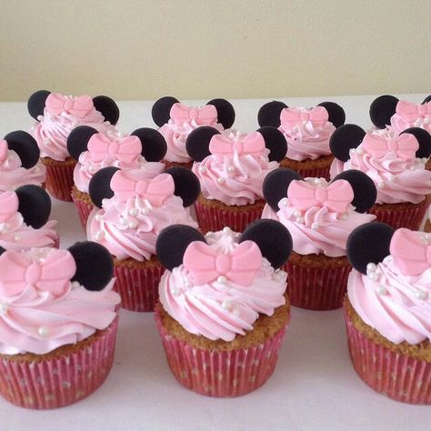 Minnie Mouse cupcakes Minnie Mouse Cake With Cupcakes, Pink Minnie Cupcakes, Mini Mouse Cake Pop, Mini Mouse Cupcakes Ideas Pink, Minnie Mouse Birthday Cupcakes, Minnie Mouse Cupcake Ideas, Mini Mouse Cupcakes Ideas, Minnie Mouse Cupcake Cake, Cupcakes Minnie Mouse