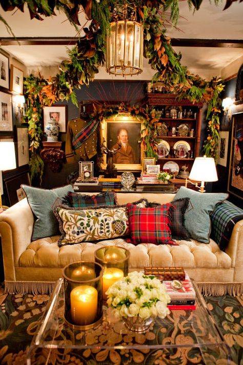 Dream Cabin, English Christmas, English Country Style, English Decor, Plaid Decor, Tartan Christmas, Christmas Interiors, Christmas Decorations Living Room, Christmas Living Rooms