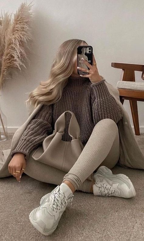 Cozy Beige Outfit, Cream Autumn Outfit, Fall Outfits Blonde, Vanilla Winter Outfit, Flattering Outfits For Pictures, Autumn Outfits Cozy, Autumn Vibes Outfit, Cozy Elegant Outfit, Womens Casual Winter Outfits