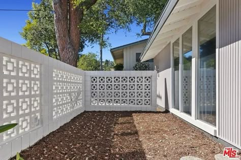 Breeze Block Courtyard, Florida Concrete Block Homes, Breeze Block Walls, Breeze Block Wall Front Of House, Breeze Block Fence, Breeze Block Ideas, Loster Beton, Roster Beton, Breeze Block Wall