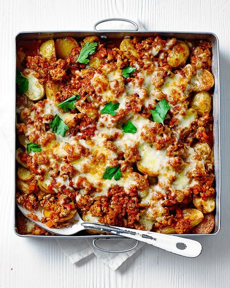 A bubbling bolognese bake with lean turkey mince and oozing cheese makes a midweek hero of a dish and will become a firm family favourite in no time... Mince Recipe Ideas, Turkey Minced Meat Recipe, Pork Minced Meat Recipe, Chicken Minced Meat Recipes, Minced Meat Recipes, Bolognese Bake, Turkey Bake, Turkey Mince Recipes, Turkey Bolognese