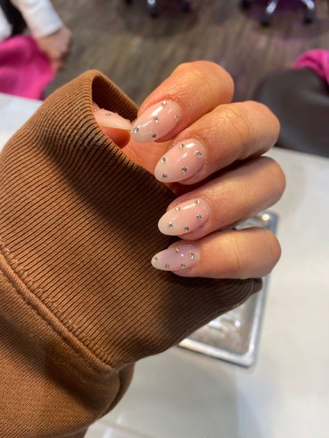 euphoria cassie nails natural looking with diamontes Uñas Cassie Euphoria, Gem Designs On Nails, Happy Nails Designs, Cassie Nails Euphoria, Teen Girl Nails, Cassie Euphoria Nails, Gems On Nails, Euphoria Inspired Nails, Cassie Nails