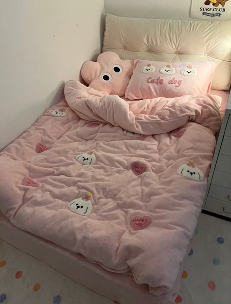 Bedcover Aesthetic, Pink Bedsheet, Jam Alarm, Girl Apartment Decor, Dream Bedroom Inspiration, Cool Room Designs, Room Hacks, Room Redesign, Pastel Room