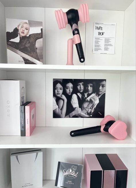 ig Danijela Blackpink Shelf, Blackpink Bedroom, Blackpink Room, Kpop Shelf, Kpop Room, Pop Ideas, Kpop Collection, Aesthetic Kpop, Room Setup