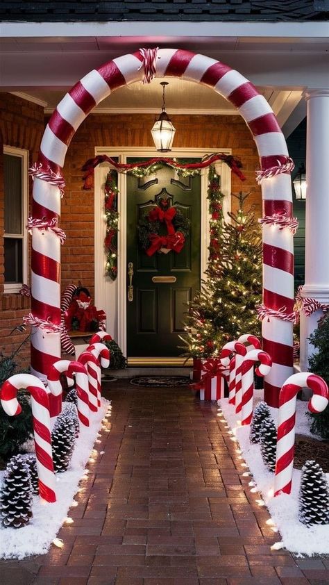 Christmas Outside Tree Decorations, Christmas House Outdoor Decorations, Candy Cane Front Yard Decor, Christmas Light Yard Ideas, Christmas Decor Ideas For Outdoors, Christmas Decor Ideas Front Yard, Christmas Decor Ideas Outside Porch, Grinch Christmas Porch Decor, Santa House Decorations Ideas