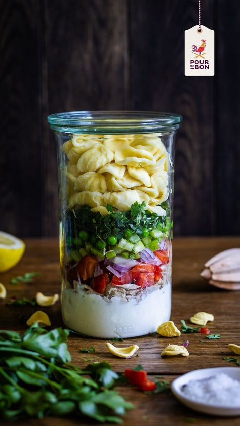 Améliorez vos repas au bureau avec cette recette ultra rapide de salad jar ! Salad In A Jar, Salad, Bowl