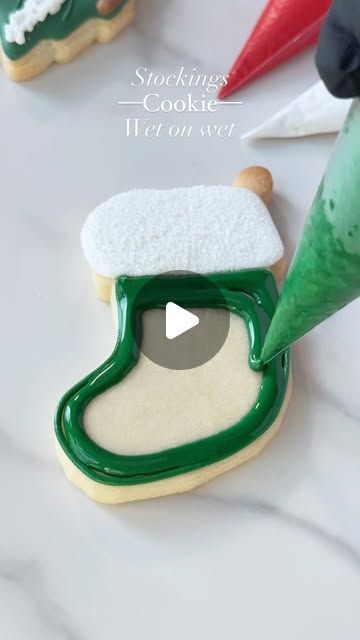 Laura Alvarez - Decorated cookies on Instagram: "Back at it with one of my favorite decorating techniques—wet-on-wet! 🖌️✨ 

This Christmas stocking cookie is simple yet so satisfying to watch, don’t you think? There’s just something magical about how the icing flows and blends together🥰

I’ve shared this technique before, and honestly, I never get tired of it. It’s so much fun and always turns out beautifully! 🎄

What do you think of this design? Would you try it? Let me know in the comments!

#cookiedecorating #cookieart #stocking #wetonwet #christmas" Wet On Wet Royal Icing, Christmas Stocking Cookies, Decorated Stockings, Snowflake Cookies, Decorating Cookies, Cookies Christmas, Xmas Cookies, Christmas Cookies Decorated, Christmas Sugar Cookies