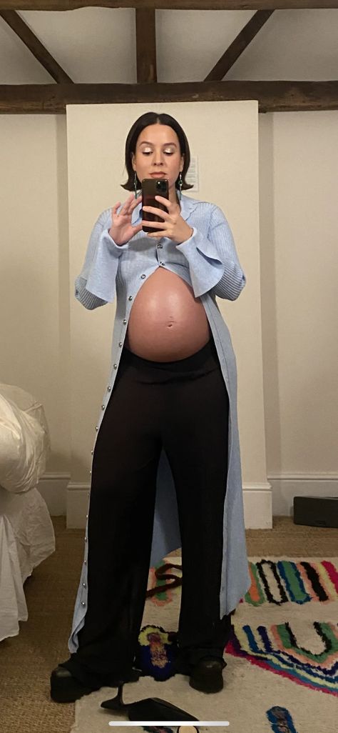 6 Chic Mums (And Mums-To-Be) On What They Actually Wore While Pregnant | British Vogue Quirky Maternity Outfits, Supermodels Pregnant, Vintage Pregnant Women, 60s Pregnant, 70s Pregnant, Maternity Wardrobe Essentials, Sabina Socol, Full Tracksuit, Boxer Pants