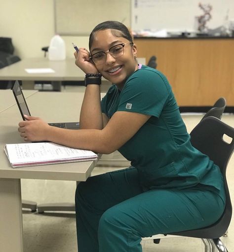 Nurse In Scrubs, Nurses In Scrubs, Nurse Goals, Nurse Clothing, Cute Doctor Outfits, Female Nurse, Green Scrubs Outfit, Nurse Black Women Aesthetic, Black Female Doctor Aesthetic