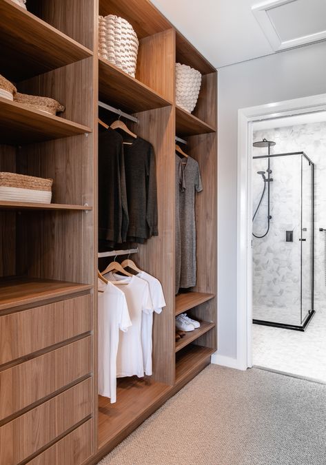 Small Walkin Closet Ideas Layout, Small Walkin Closet, Small Walk In Wardrobe, Walk In Wardrobe Design, Contemporary Closet, Walking Closet, Dream Closet Design, Walk In Closet Design, Closet Design Layout