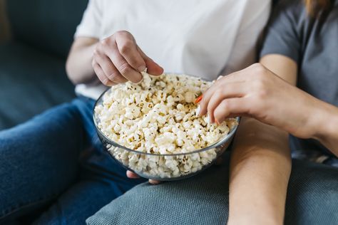 Discover the types of foods that trigger gallbladder attacks, how popcorn affects people with gallstones and if you can eat popcorn after gallbladder removal. Lemon Popcorn, Popcorn Salad, Popcorn Cake, Popcorn Treats, Marshmallow Treats, Cereal Treats, Kevin Bacon, Microwave Popcorn, Cooking Game