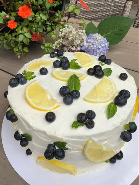 Desserts For Sharing, Decorate Ice Cream Cake, Pretty Spring Cakes, Cakes Easy Decoration, Birthday Brunch Cake Ideas, Summer Dessert Aesthetic, Cute Fruit Cake, Pretty Lemon Cake, Spring Birthday Cake Ideas