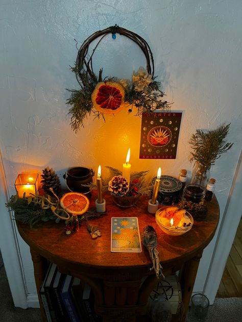 Cozy Yule Aesthetic, Yule Astetic, Witchy Yule Aesthetic, Yule Mini Altar, Yule Candle Ritual, Winter Solstice Altar Ideas, Home Altar Witch, Yule Aesthetic Decor, Witchy Winter Decor