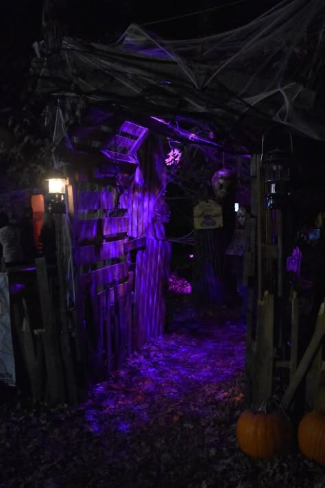 Haunted House Inspiration, Halloween Haunted House Diy, Haunted House Diy, Scary Haunted House, Halloween Decor Diy, Haunted House Decorations, Creepy Halloween Decorations, Halloween House Party, Diy Halloween Decor