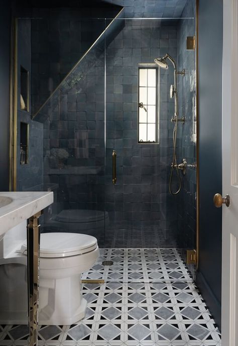 A designer’s home – where every detail tells a story Dark Green Bathrooms, Blue Bathroom Decor, Bathroom Design Trends, Rich Home, Ensuite Bathroom, Bathroom Inspiration Decor, Green Bathroom, Bathroom Styling, Guest Bathroom