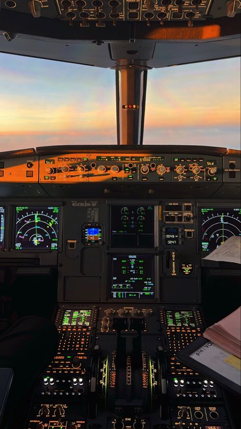 Cockpit Wallpaper, Pilot Wallpaper, Pilot Life, Pilot Career, Student Pilot, New York Wallpaper, My Future Job, Airplane Wallpaper, Airport Aesthetic