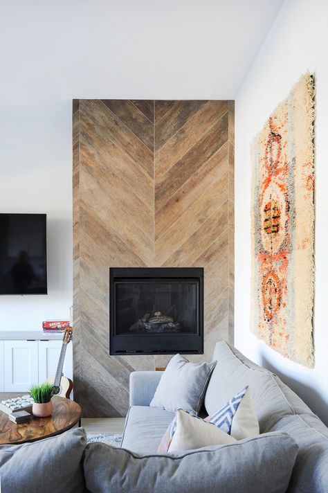 Modern electric fireplace built in a chevron wood wall. Wood Look Tile Fireplace, Fireplace Chevron, Wood Fireplace Wall, Chevron Fireplace, Living Room Furniture Sectional, Wood Fireplace Surrounds, Gray Sectional, Living Room Decor Fireplace, Brown Design