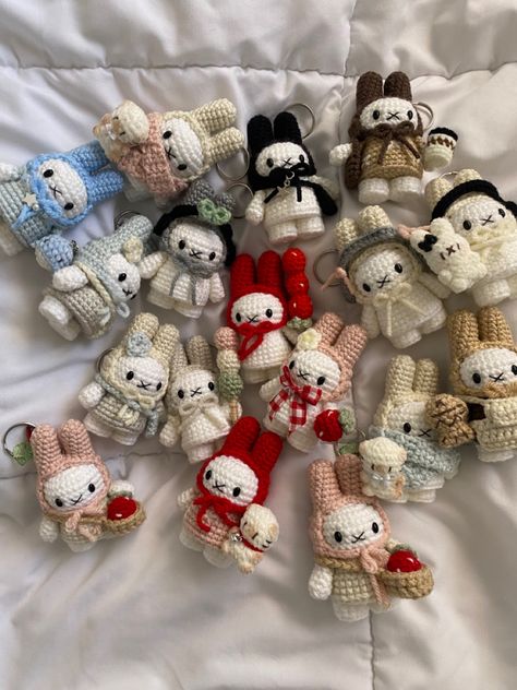 School Crochet Patterns, Knit Projects Aesthetic, Aesthetic Knitting Projects, Mini Plushies Crochet, Crochet Display Ideas, Crochet Kpop Ideas, Crochet Projects Cute, Miffy Crochet, Snoopy Stuffed Animal