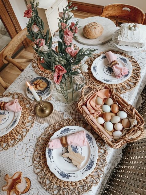 Easter Basket Hunt, Cottagecore Easter, Easter Dinner Party, Easter Brunch Recipes, Easter Brunch Tablescape, Boho Easter, Olive June, Backyard Graduation Party, Party Spread