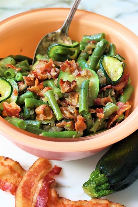 Green beans and zucchini with bacon make a mighty fine side dish. I use real butter and mineral salt, then sprinkled with a touch of black pepper. Bbq Broccoli, Zucchini Side Dishes, Dirty Keto, Lean Green Recipes, Fried Beans, Green Beans With Bacon, Fried Green Beans, Can Green Beans, Green Bean Salads