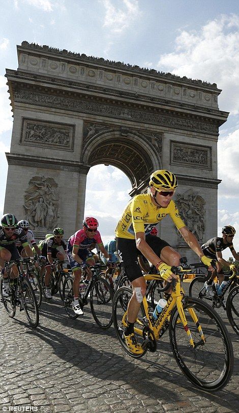 Chris Froome passes by the Arc de Triomphe... Cycling Uphill, Cycle Drawing, Cycling Pictures, Chris Froome, Tours France, White Truck, Professional Cycling, Normal Person, Cycling Art