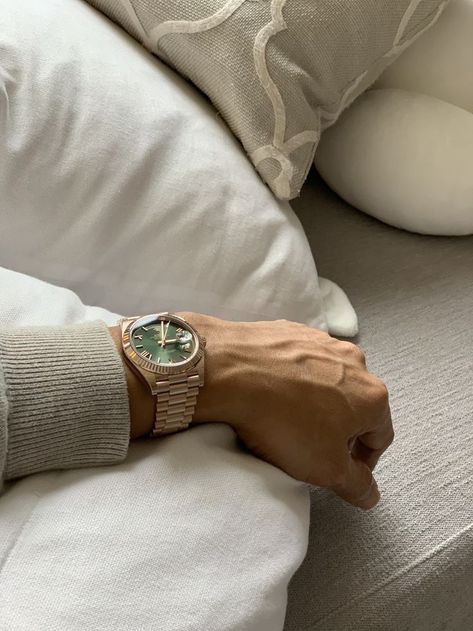 Gold Watch Outfit, Green Watch Men, Frugal Male Fashion, Mens Luxury Lifestyle, Green Watch, Fashion Boy, Rolex Date, Rolex Watches For Men, Gold Watch Men