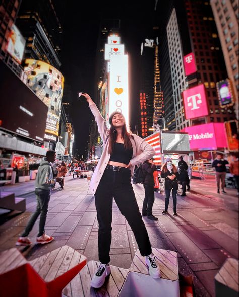 Best Places To Take Pictures In Nyc, New York Outfits In March, Time Square New York Photography, Outfit Ideas New York City Summer, Times Square Pictures Ideas Night, Nyc Selfie Ideas, Timesquare Photoshoot, Time Square Photo Ideas, Times Square Photo Ideas