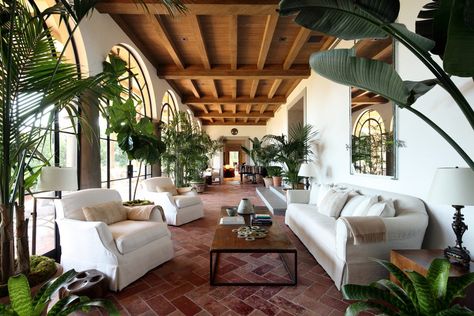 15 Outstanding Mediterranean Sunroom Ideas You Need To See Small Mediterranean Homes, Tuscan Home Interior, Mediterranean House Interior, Mediterranean Room, Mediterranean Exterior Homes, Luxury Mediterranean Homes, Mediterranean Homes Exterior, Mediterranean Home Interior, Modern Mediterranean Homes