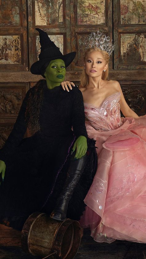 Elphaba Costume, Glinda Costume, Film Romance, Wicked Costumes, Elphaba And Glinda, Film Netflix, Jonathan Bailey, Wicked Musical, Wicked Tattoos